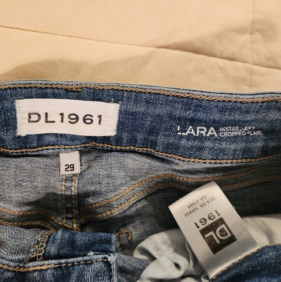 DL1961 Jeans, Lara Instasculpt Cropped Flare Jeans Front Seam, Pintuck Sz 29 EUC - Picture 12 of 16